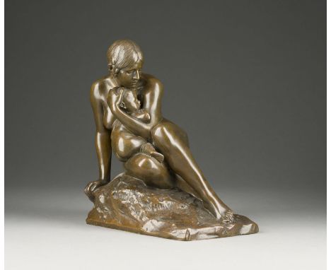 PAUL AICHELE1859 Markdorf - 1920 BerlinMUTTER MIT KIND Bronze, dunkel patiniert. H. 22, B. 19, T. 12 cm, Gew. ca. 4,33 kg. Se