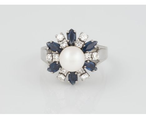 RING Weißgold. Ringmaß ca. 54, Ges.-Gew. ca. 7,8 g. Gest. 585. Eine Perle, D. ca. 7 mm, sechs Saphire im Navetteschliff, 12 D