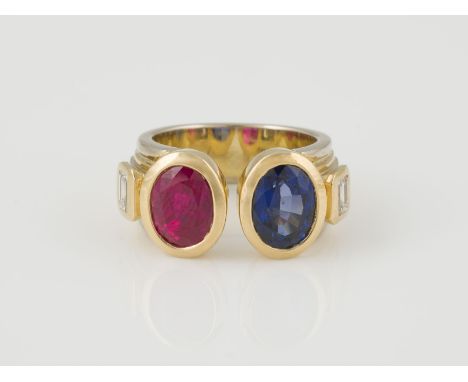 RING Gelbgold, Weißgold. Ringmaß ca. 53, Ges.-Gew. ca. 15,5 g. Gest. 750. Ein oval facettierter Saphir, behandelt, ca. 2,30 c