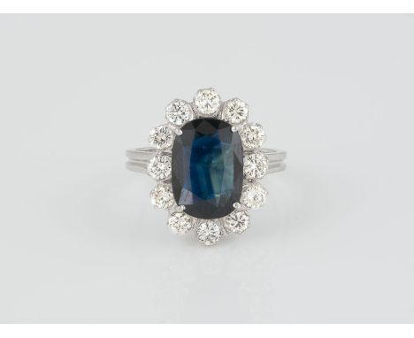 RING Weißgold. Ringmaß ca. 53, Ges.-Gew. ca. 4 g. Gest. 585. Ein oval facettierter Saphir, ca. 2,50 ct., 12 Brillanten, zusam