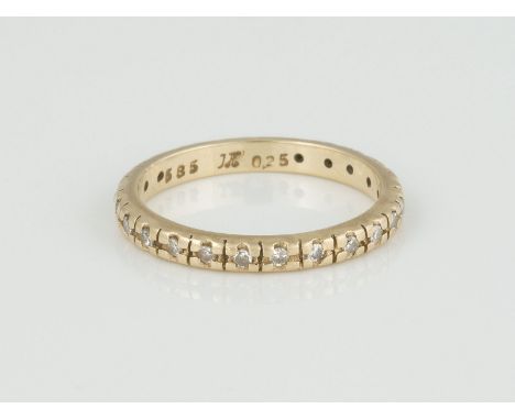 RING Gelbgold. Ringmaß ca. 53, Ges.-Gew. ca. 2,2 g. Gest. 585, Herstellersignet, Caratangabe der Diamanten gemarkt. Eternity-