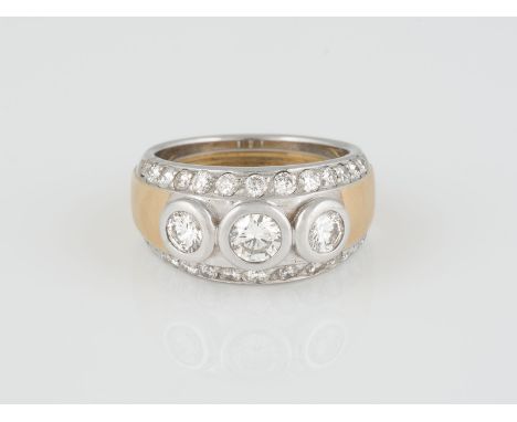 RING Gelbgold, Weißgold. Ringmaß ca. 54, Ges.-Gew. ca. 18 g. Gest. 750. Drei Brillanten, zusammen ca. 0,80 ct., 26 Brillanten