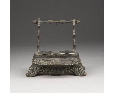 SPÄTEMPIRE-TASCHENUHRSTÄNDER UND SCHREIBZEUG um 1820 Bronze, dunkel patiniert, Glas. 13 x 14 x 12 cm. Part. ber.