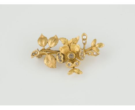 BROSCHE Gelbgold. L. 3,6 cm, Ges.-Gew. ca. 5,5 g. Geprüft 18 K. 15 Diamantrosen. Blätter fein strukturiert gearbeitet. Verso 