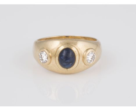 RING Gelbgold. Ringmaß ca. 58, Ges.-Gew. ca. 11,2 g. Gest. 750. Ein ovaler Saphir-Cabochon, ca. 1,0 ct., zwei Brillanten, zus