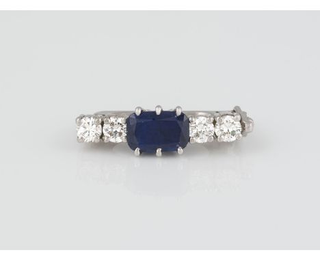 PERLKETTEN-CLIP Weißgold. L. 2 cm, Ges.-Gew. ca. 2,7 g. Geprüft 18 K. Ein Saphir, ca. 0,96 ct., vier Brillanten, zusammen ca.