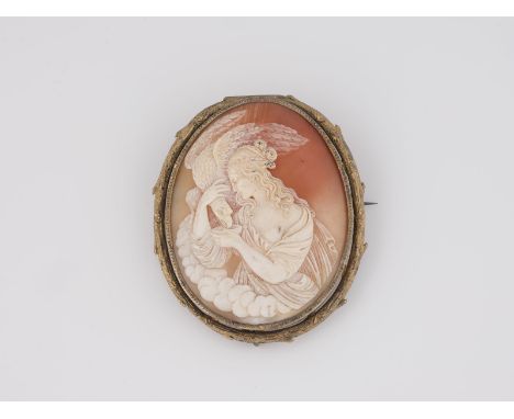 BROSCHE Gelbgold, Metall. 6,8 x 5,8 cm, Ges.-Gew. ca. 35,1 g. Strukturiert gearbeitete Rahmung geprüft 14 K. Muschelkamee, Da