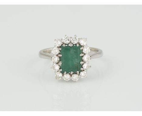 RING Weißgold. Ringmaß ca. 54, Ges.-Gew. ca. 4,2 g. Gest. 750. Ein rechteckig facettierter Smaragd, ca. 1,40 ct., 14 Brillant