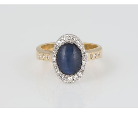 RING Gelbgold, Weißgold. Ringmaß ca. 60,5, Ges.-Gew. ca. 13,1 g. Geprüft 18 K. Ein Saphir im ovalen Cabochonschliff, ca. 4,40