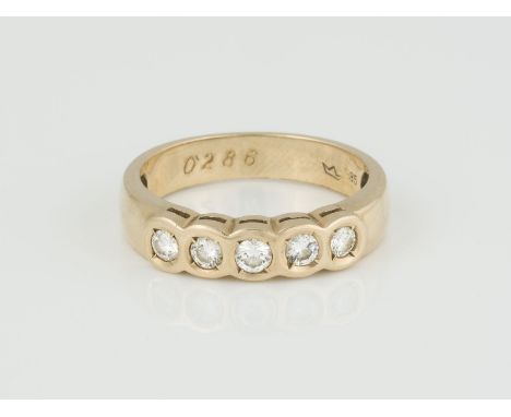 RING Gelbgold. Ringmaß ca. 56,5, Ges.-Gew. ca. 4,1 g. Gest. 585, Herstellersignet. Fünf Brillanten, zusammen ca. 0,30 ct.