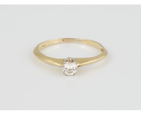 RING Gelbgold. Ringmaß ca. 57,5, Ges.-Gew. ca. 1,8 g. Geprüft 18 K. Ein Brillant, ca. 0,25 ct. Schiene gedrückt.