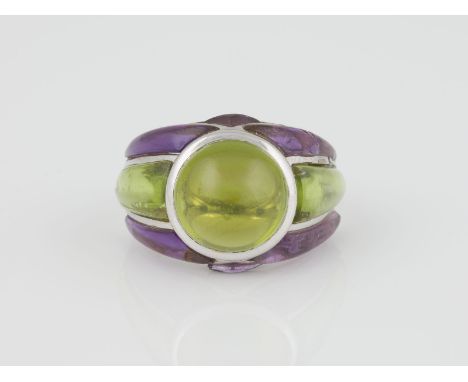 RING Weißgold. Ringmaß ca. 55, Ges.-Gew. ca. 10,2 g. Geprüft 18 K, französische Punzierung 'Adlerkopf' weitere Marke. Ein Per