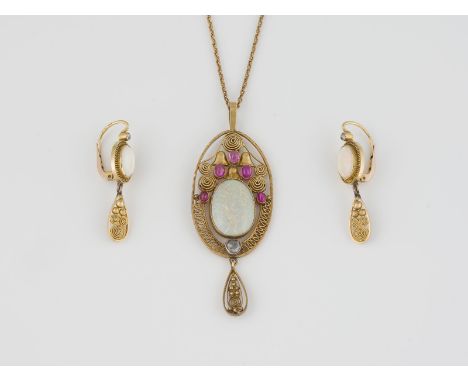 OPAL-SET Gelbgold. Anh. L. 6,6 cm, Kette L. 42 cm. Ohrh. L. 3,5 cm. Gepr. 585. Ges.-Gew. ca. 16,36 g. Anhänger mit Kette und 