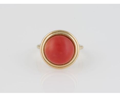 RING Gelbgold. Ringmaß ca. 54, Ges.-Gew. ca. 8,4 g. Gest. 585. Ein runder Korall-Cabochon, D. ca. 12,7 mm, verso geschlossen 