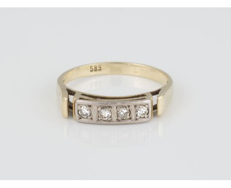 RING Gelbgold, Weißgold. Ringmaß ca. 51, Ges.-Gew. ca. 2,1 g. Gest. 585. Vier Diamanten im 8/8-Schliff, zusammen ca. 0,12 ct.
