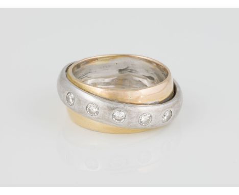 RING Gelbgold, Weißgold. Ringmaß ca. 60 Ges.-Gew. ca. 16,9 g. Gest. 750. Fünf Brillanten, zusammen ca. 0,40 ct. Schiene innen