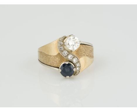RING Gelbgold, Weißgold. Ringmaß ca. 55, Ges.-Gew. ca. 9,5 g. Gest. 750. Ein rund facettierter Saphir, ca. 0,60 ct., ein Bril