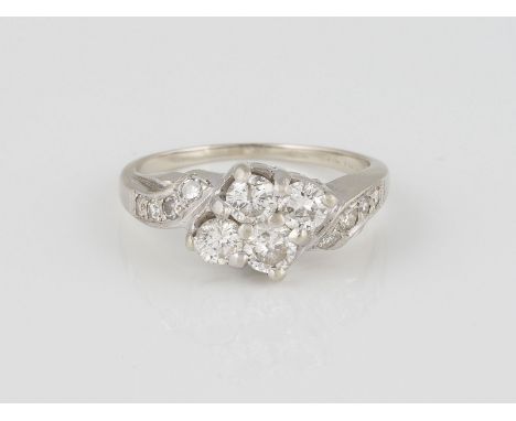 RING Weißgold. Ringmaß ca. 54, Ges.-Gew. ca. 3,3 g. Geprüft 14 K. Vier Brillanten, zusammen ca. 0,62 ct., acht Diamanten im 8