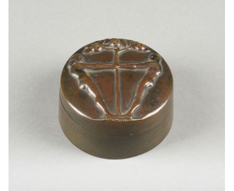 DEUTSCHER BILDPLASTIKERTätig Anfang 20. Jh.DECKELDOSE 'ADAM UND EVA' Bronze, reliefiert, dunkel patiniert. H. 3,5, D. 7 cm, G