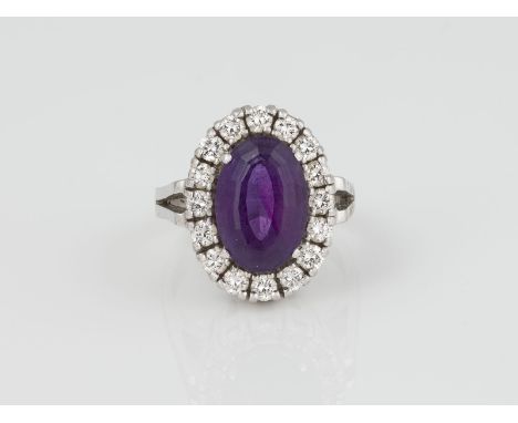 RING Weißgold. Ringmaß ca. 54, Ges.-Gew. ca. 8,3 g. Gest. 585, Caratangabe der Diamanten gemarkt. Ein oval facettierter Ameth
