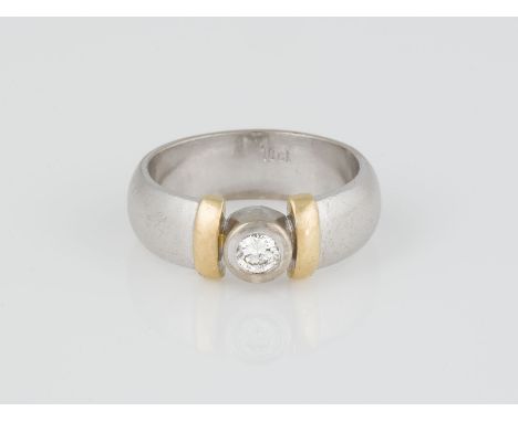 BRILLANT-RING Weißgold, Gelbgold. Ringmaß ca. 55,5. Gest. 750. Ges.-Gew. ca. 10,54 g. Ein Brillant ca. 0,15 ct.