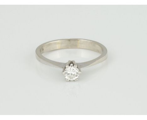 RING Weißgold. Ringmaß ca. 52,5, Ges.-Gew. ca. 2,2 g. Gest. 585. Ein Brillant, ca. 0,22 ct. Schienengröße geändert.