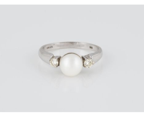RING Weißgold. Ringmaß ca. 58,5, Ges.-Gew. ca. 3,3 g. Gest. 585. Eine Perle, B. ca. 7,4 mm, zwei Brillanten, zusammen ca. 0,2