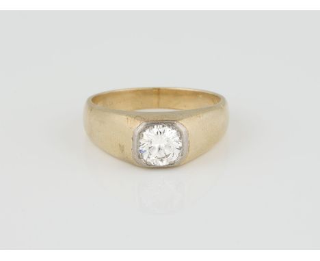 RING MIT BRILLANT-SOLITAIRE Gelbgold. Ringmaß ca. 64, Ges.-Gew. ca. 11,6 g. Gest. 585, Caratangabe 1,01 (ct.). Es liegen zwei