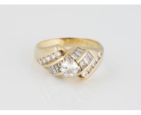 RING Gelbgold. Ringmaß ca. 53, Ges.-Gew. ca. 5,5 g. Gest. 18 K Herstellersignet. Ein Brillant, ca. 0,35 ct., 27 Diamanten im 