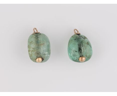 PAAR HÄNG-ELEMENTE Gelbgold. Ges.-Gew. ca. 4,93 g. Geprüft 14 K. Zwei Smaragd-Trommelsteine, ca. 12,64/11,54 mm und 12,90/11,