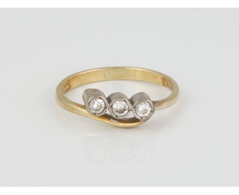 RING Gelbgold, Weißgold. Ringmaß ca. 58, Ges.-Gew. ca. 3,3 g. Gest. 14 K, persönliche Namensgravur. Drei Brillanten, zusammen