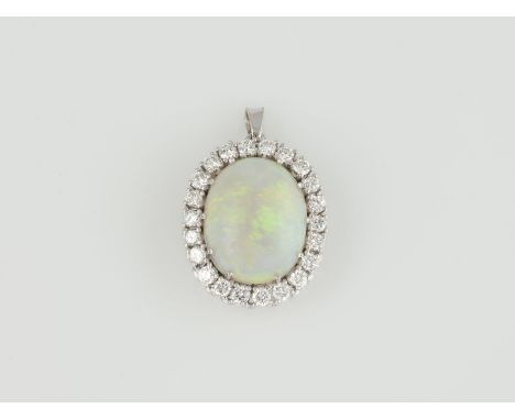 ANHÄNGER Weißgold. L. 2,5 cm, Ges.-Gew. ca. 7,2 g. Geprüft 18 K. Ein Opal-Cabochon, ca. 16 x 13 x 5,7 mm, 22 Brillanten, zusa