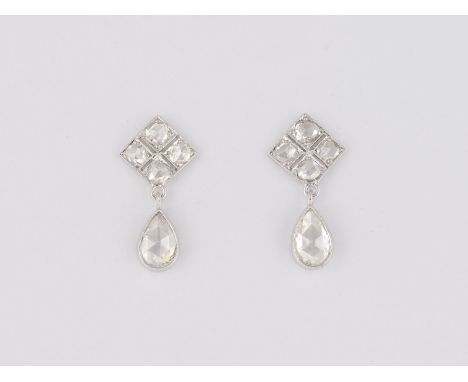 PAAR OHRSTECKER Weißgold. L. 2,5 cm, Ges.-Gew. ca. 3,8 g. Geprüft 18 K, Sicherheitsstecker sekundär (585). Zusammen 10 Diaman