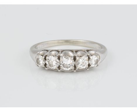 RING Weißgold. Ringmaß ca. 55,5, Ges.-Gew. ca. 3,5 g. Gest. 14 K. Fünf Brillanten, zusammen ca. 0,75 ct.