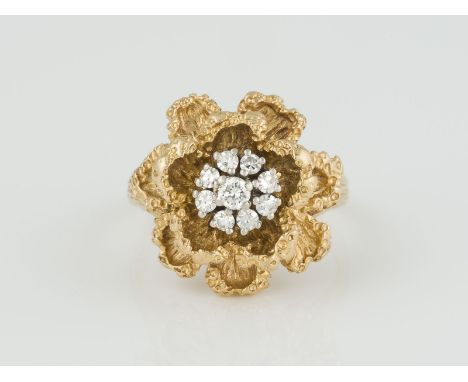 RING Gelbgold, Weißgold. Ringmaß ca. 54, Ges.-Gew. ca. 9,9 g. Gest. 750, Herstellersignet für Georg Lauer, Pforzheim. Neun Di