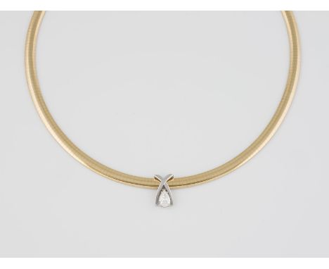 COLLIER Gelbgold, Weißgold. L. ca. 46 cm, Ges.-Gew. ca. 43 g. Gest. 18 K. Ein tropfenförmig facettierter Diamant, ca. 1,07 ct