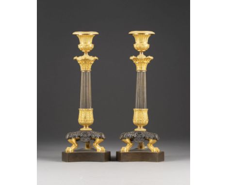 PAAR LEUCHTER IM SPÄT-EMPIRE-STIL um 1830/40 Bronze, part. dunkel patiniert, part. vergoldet. 29,5 x 9,5 x 11 cm. Je einflamm