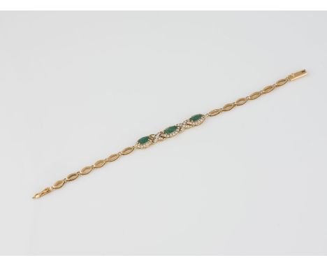 ARMBAND Gelbgold. L. 18 cm, Ges.-Gew. ca. 9,1 g. Geprüft 18 K. Drei Smaragde im Navetteschliff, zusammen ca. 1,35 ct., 60 Bri