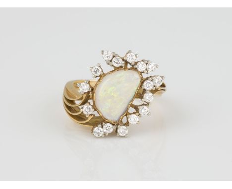 RING Gelbgold. Ringmaß ca. 54, Ges.-Gew. ca. 6.6 g. Gest. 750, Herstellersignet für Paul Thura, Altona-Ottensen. Ein Opal ca.