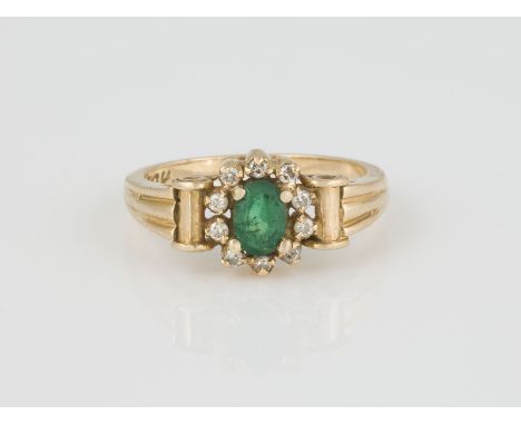 RING Gelbgold. Ringmaß ca. 55, Ges.-Gew. ca. 4,2 g. Gest. 18 K. Ein oval facettierter Smaragd, ca. 0,50 ct. 10 kleine Diamant