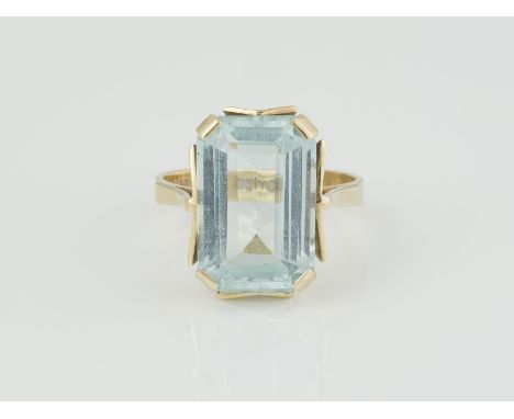 RING Gelbgold. Ringmaß ca. 63, Ges.-Gew. ca. 7,6 g. Gest. 585, graviert 'Handarbeit'. Ein Aquamarin, ca. 11,00 ct. Minimale T