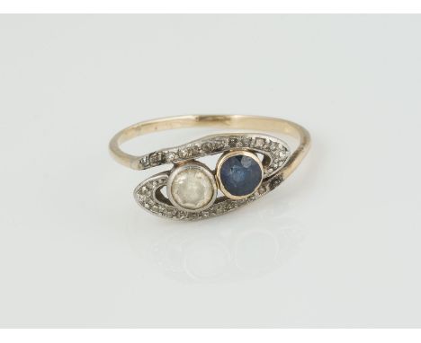 RING Gelbgold, wohl Platin. Ringmaß ca. 56,5, Ges.-Gew. ca. 2,3 g. Schiene geprüft mindestens 14 K. Ein weißer, rund facettie