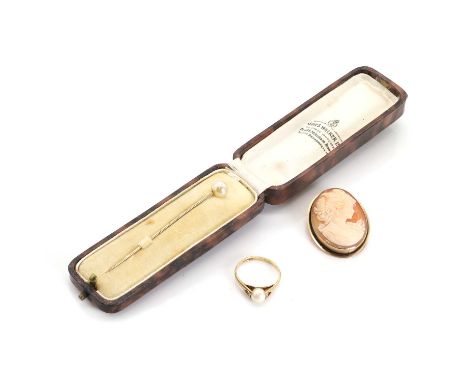 ▲ A small group of jewellery, comprising a 9ct gold single cultured pearl set ring, untested, ring size N½, Edinburgh 1984, a
