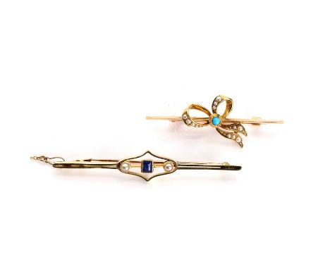An Edwardian turquoise and split pearl bow form bar brooch,  with a cabochon turquoise claw set to the centre, with a split p