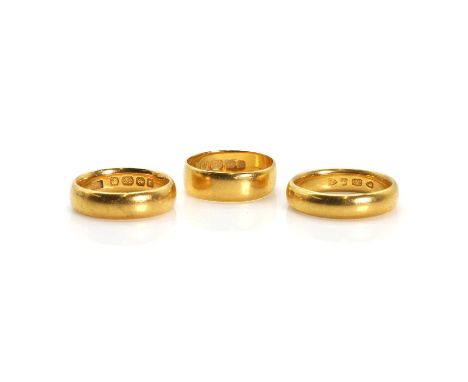 A group of three 22ct gold wedding rings, comprising a 22ct gold wedding ring, Birmingham 1900, and two more examples, Birmin