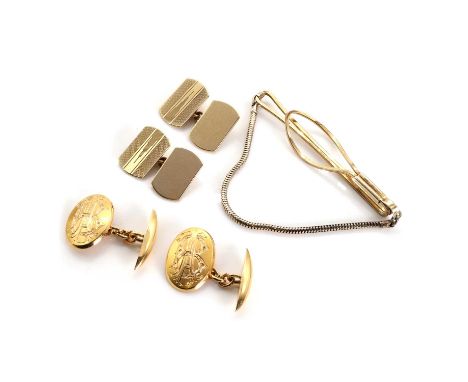 A small group of gentlemen's jewellery, comprising a pair of 18ct gold chain link cufflinks, 21mm x 15mm, Egyptian assay mark