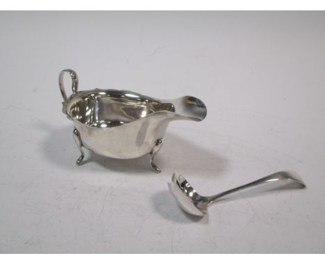 A small silver sauceboat by E Viner, Sheffield 1936, together with a small matching ladle, 4.2oz (2)  