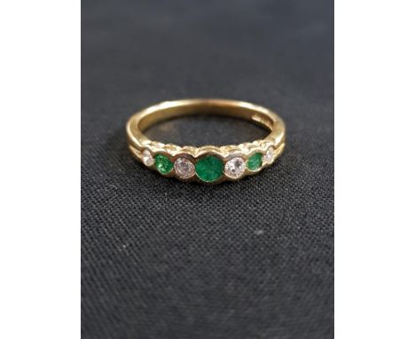 18CT YELLOW GOLD DIAMOND AND EMERALD RING WITH 0.20 CARAT OF DIAMONDS SIZE O