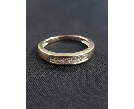 9CT GOLD AND DIAMOND RING WITH CIRCA 0.25 CARAT OF DIAMONDS