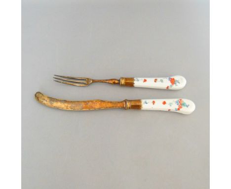 Two Meissen cutlery handles, the pistol shaped facetedhandles decorated with Kakiemon style peonies andpomegranates, silver k